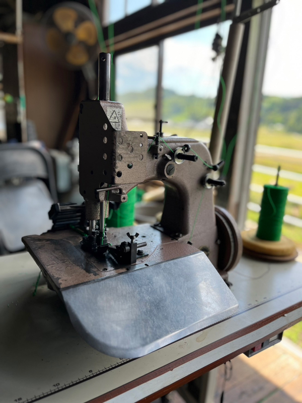 テーブルに設置された製網機