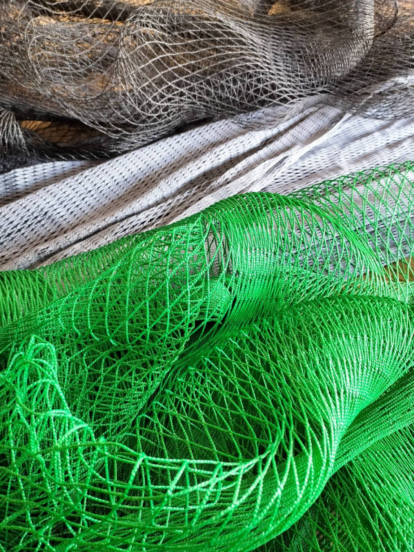 製網されたさまざまな色の網