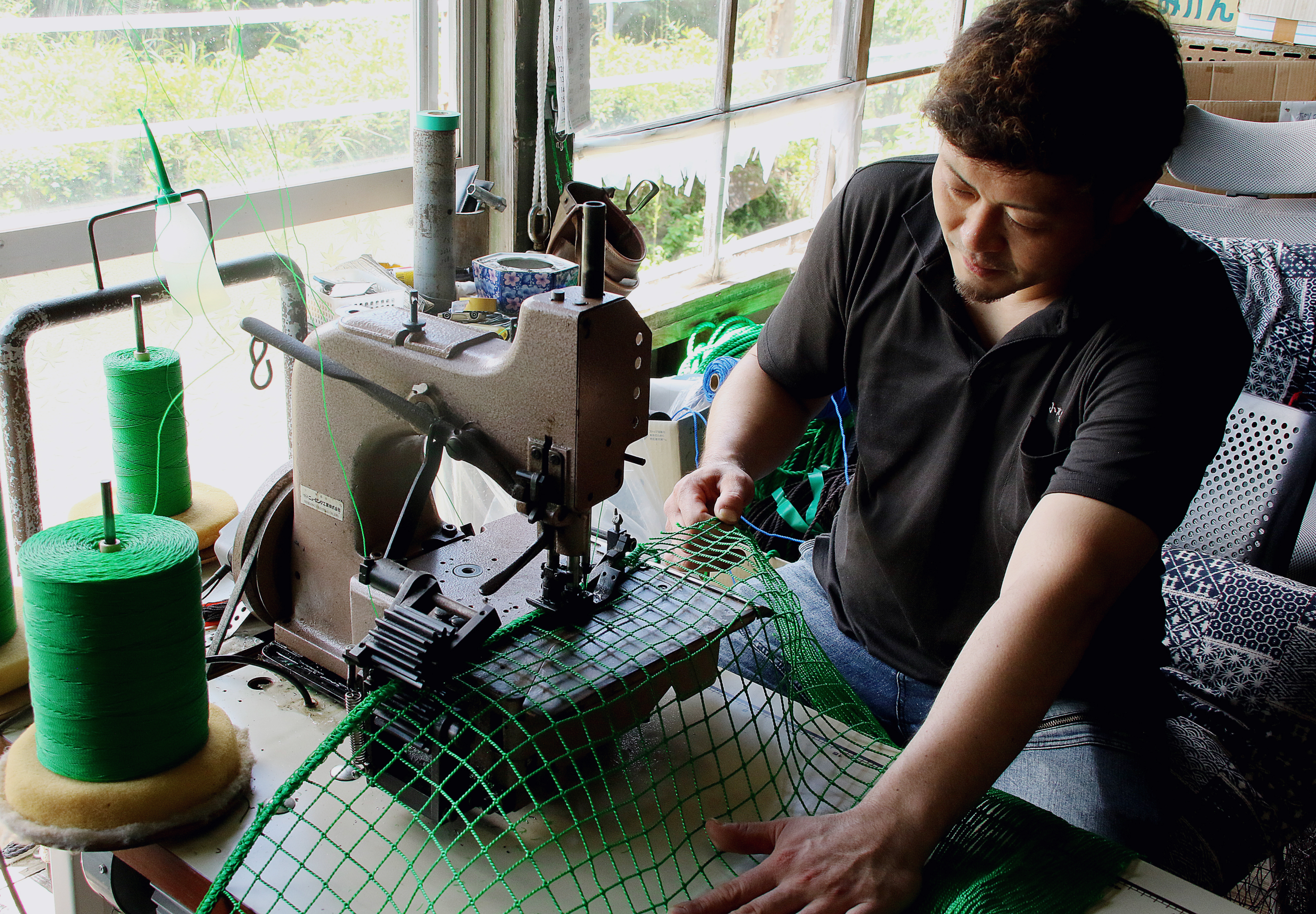 製網機を使用し網を造っている様子