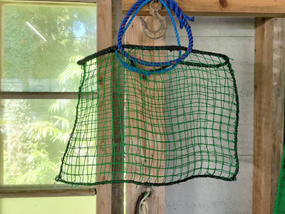 網で作られたバッグ