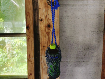 網で作られたペットボトルホルダー